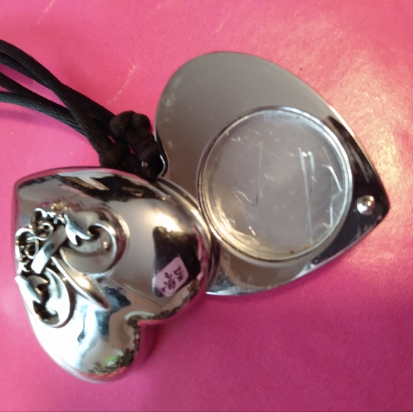 Gorgeous Fergie (mark.) necklace! - Picture 5 of 10